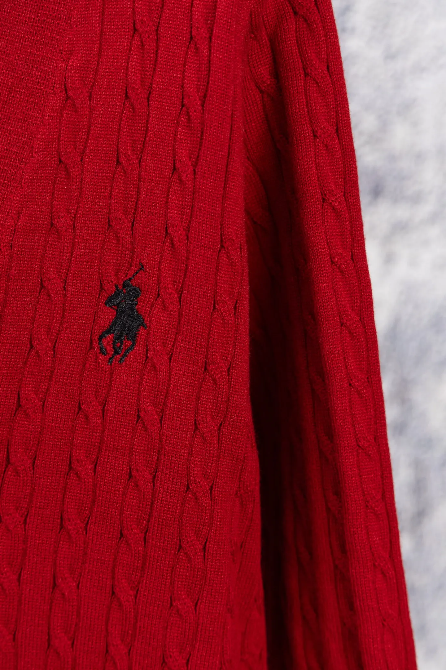 P190 Ralph Lauren Classic V-neck Solid Color Pony Embroidered Logo Knitted Cardigan Long Sleeve Ralph Lauren Classic Basic Versatile Twist Knitted Cardigan Long Sleeve Main supply platform live broadcast Wholesale entity Replenish when out of stock Not removed from the shelves Quality 1:1 patterning Complete three standards Correct version of pony logo Imported quality cotton yarn Focus on high-end Cost-effective Good quality Needless to say Zhao Lusi's same style is really amazing, so sweet I'm so beautiful. This cardigan is really good-looking. It's simple and easy to wear. It's a must-have for goddess ootd. Good-looking clothes are never picky. A must-have in the wardrobe of goddesses. Size: S-XL. Color: Navy blue, red, khaki, dark gray.